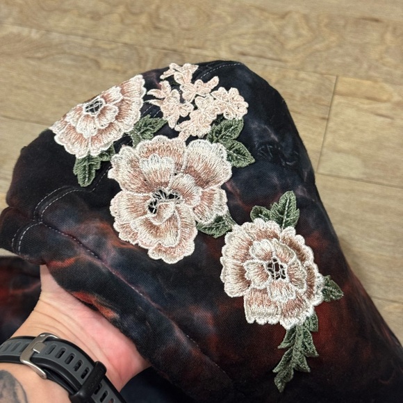 Civil Regime Lava Wash White Rose Embroidery Sweatshirt Size Large - Picture 3 of 5